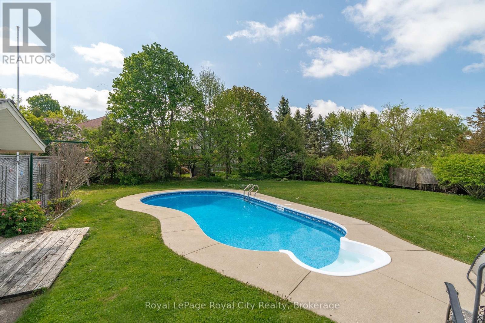 












44 RIDGEWAY AVENUE

,
Guelph (Pineridge/Westminster Woods),




Ontario
N1L1G8

