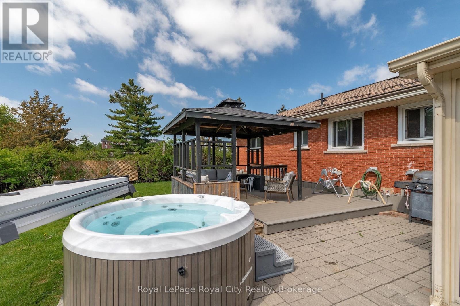 












44 RIDGEWAY AVENUE

,
Guelph (Pineridge/Westminster Woods),




Ontario
N1L1G8

