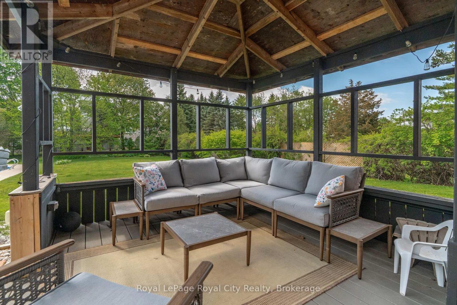 












44 RIDGEWAY AVENUE

,
Guelph (Pineridge/Westminster Woods),




Ontario
N1L1G8

