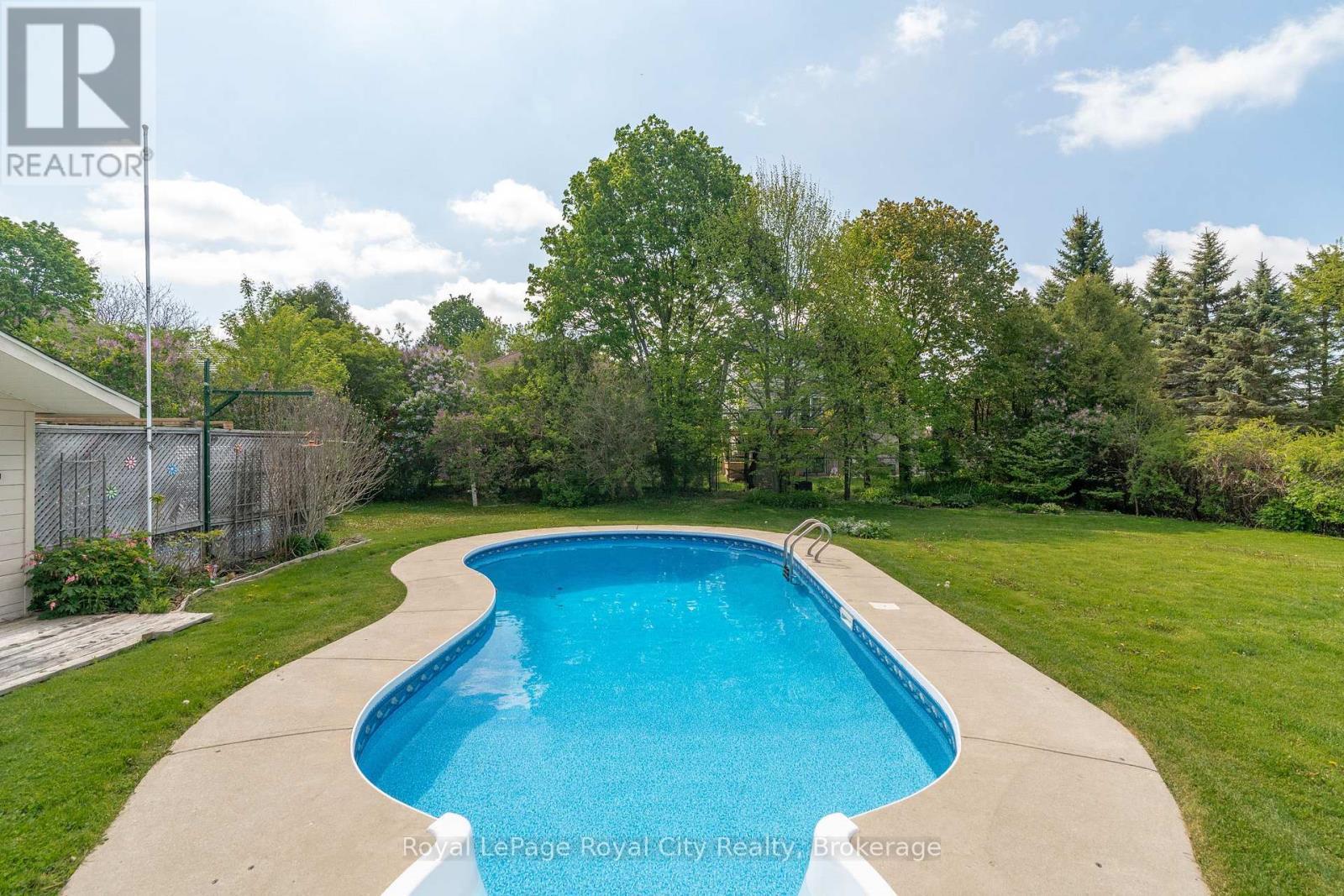 












44 RIDGEWAY AVENUE

,
Guelph (Pineridge/Westminster Woods),




Ontario
N1L1G8

