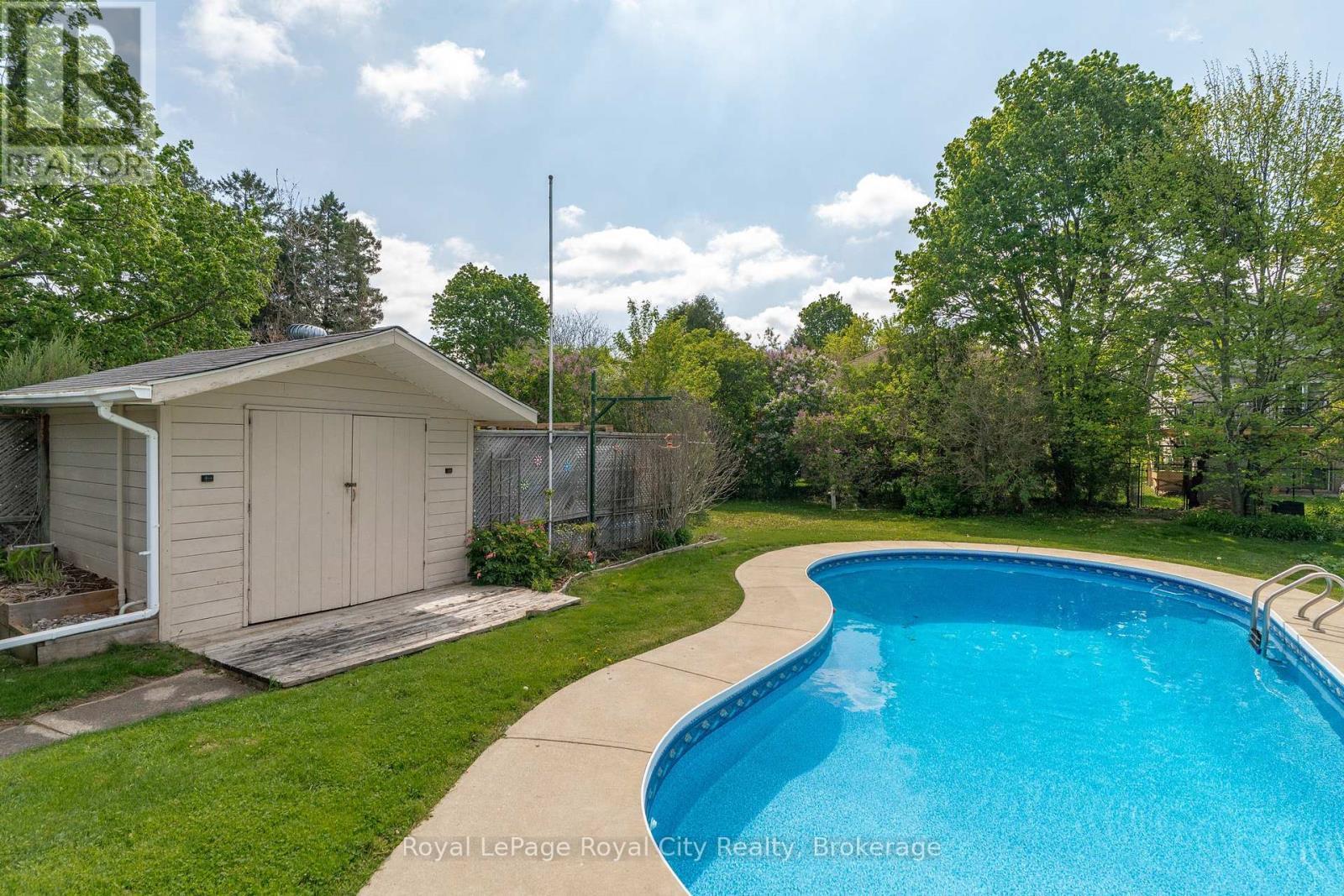 












44 RIDGEWAY AVENUE

,
Guelph (Pineridge/Westminster Woods),




Ontario
N1L1G8

