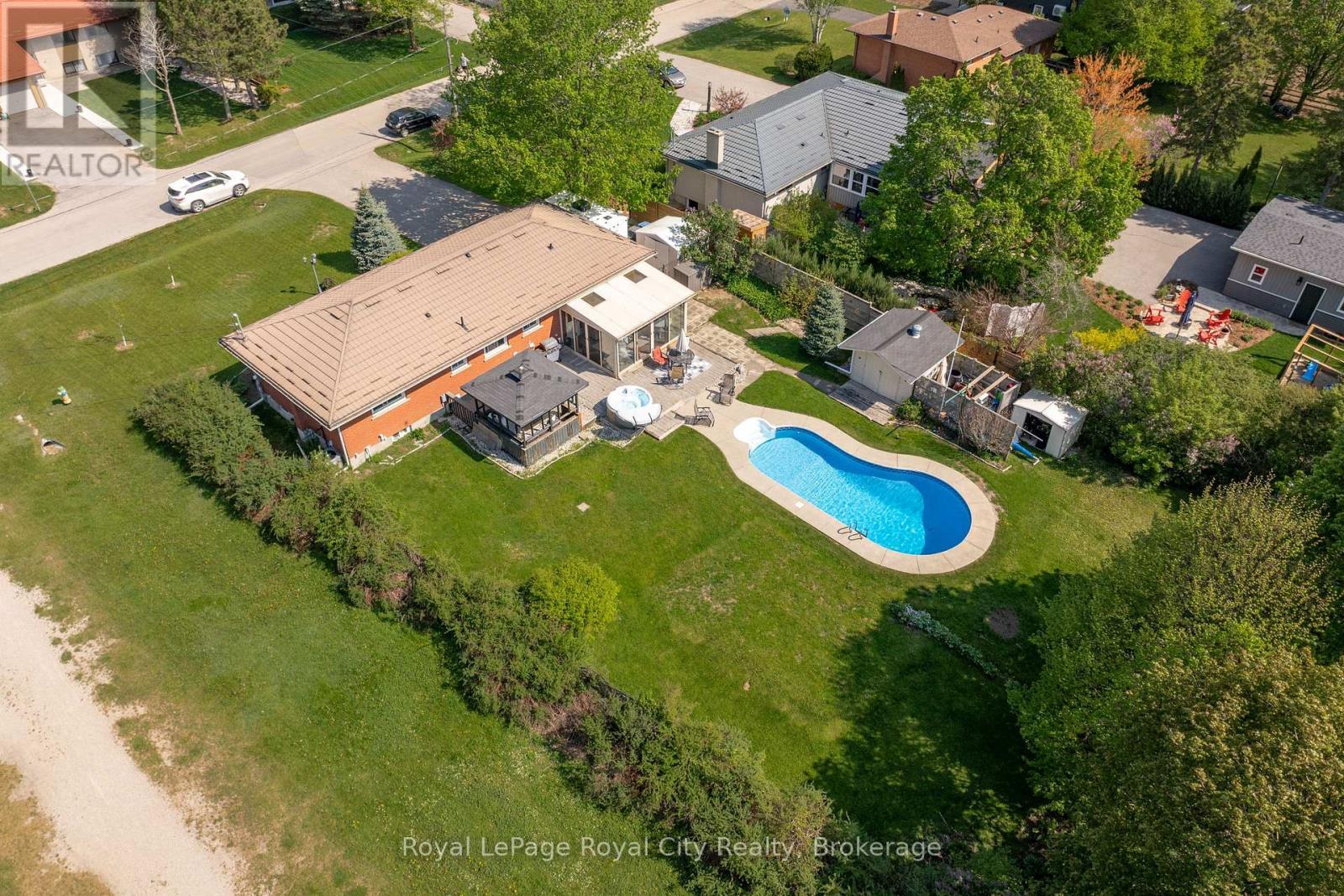 












44 RIDGEWAY AVENUE

,
Guelph (Pineridge/Westminster Woods),




Ontario
N1L1G8

