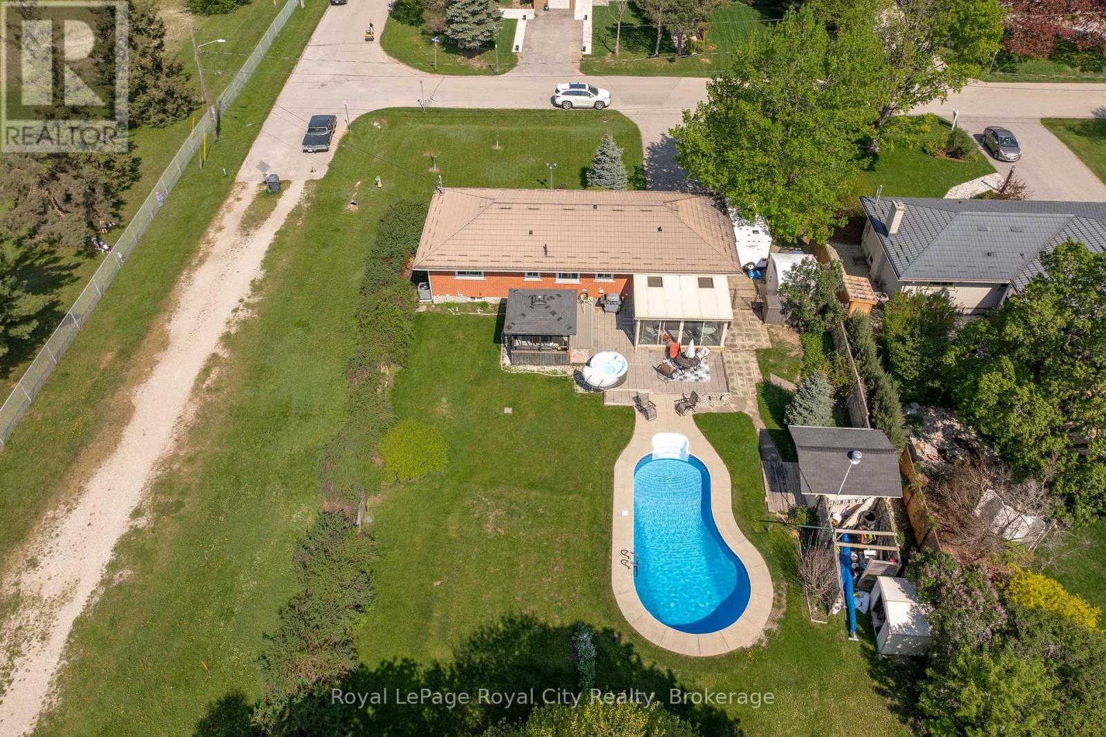 












44 RIDGEWAY AVENUE

,
Guelph (Pineridge/Westminster Woods),




Ontario
N1L1G8

