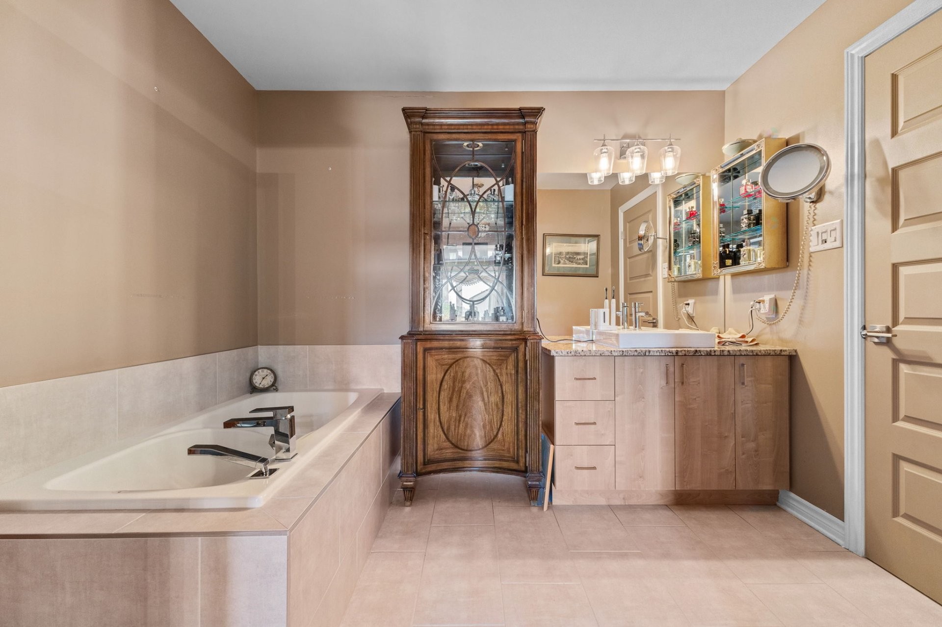 









120Z


Boul. de l'Amérique-Française

, 4,
Gatineau (Aylmer),




QC
J9J1G9

