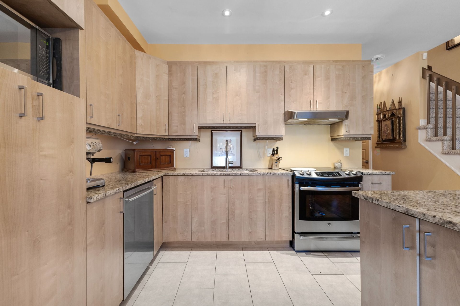 









120Z


Boul. de l'Amérique-Française

, 4,
Gatineau (Aylmer),




QC
J9J1G9

