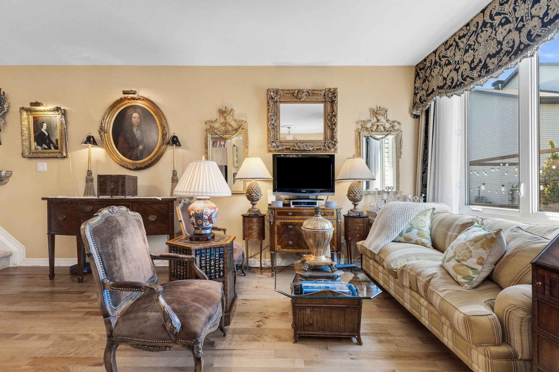 









120Z


Boul. de l'Amérique-Française

, 4,
Gatineau (Aylmer),




QC
J9J1G9

