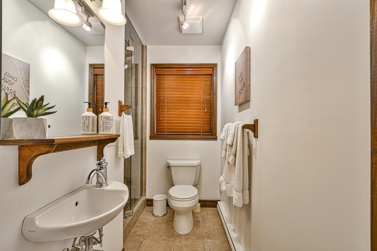 









250


Rue du Mont-Plaisant

, 4,
Mont-Tremblant,




QC
J8E1L2

