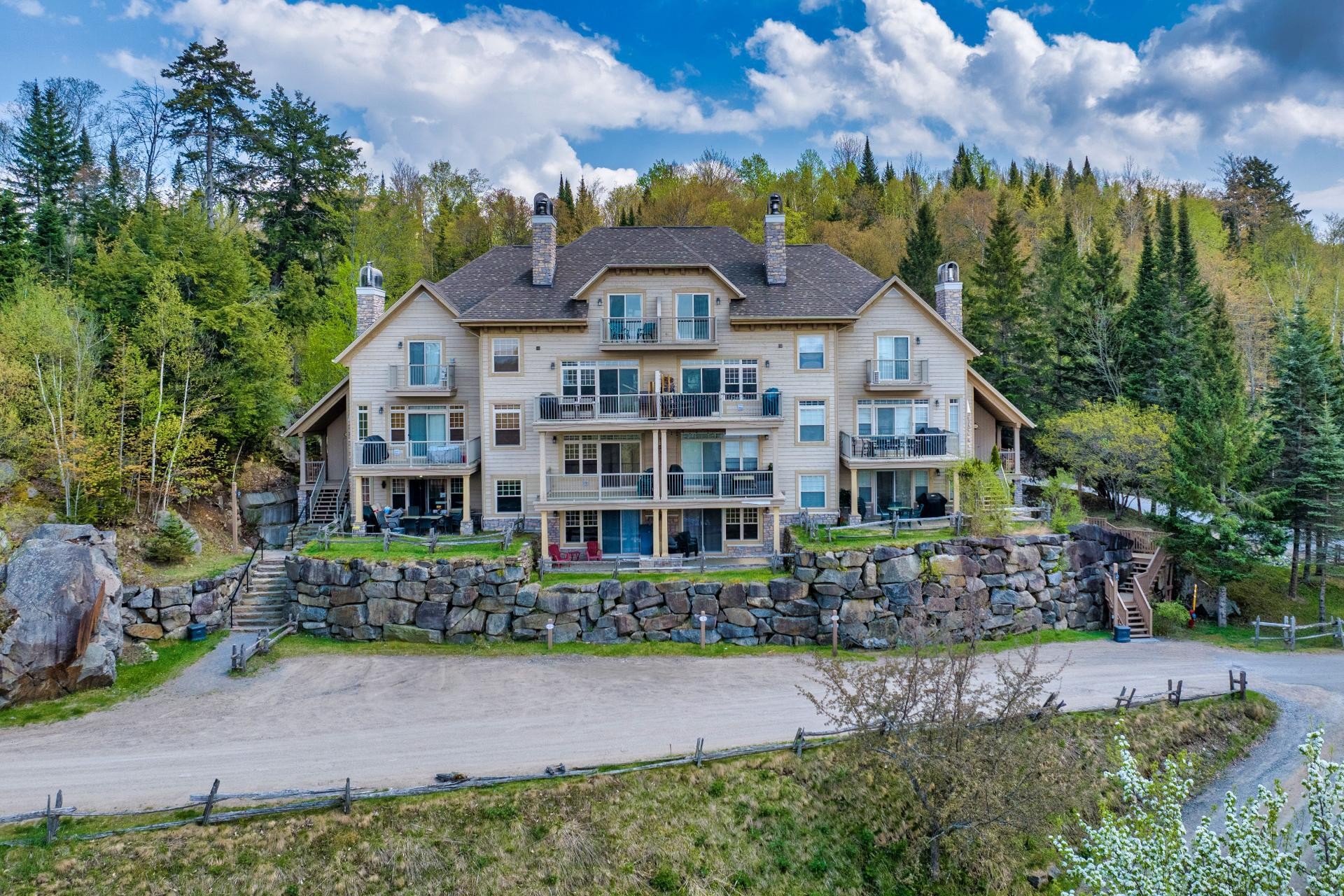 









166


Rue du Mont-Plaisant

, 1,
Mont-Tremblant,




QC
J8E1L2

