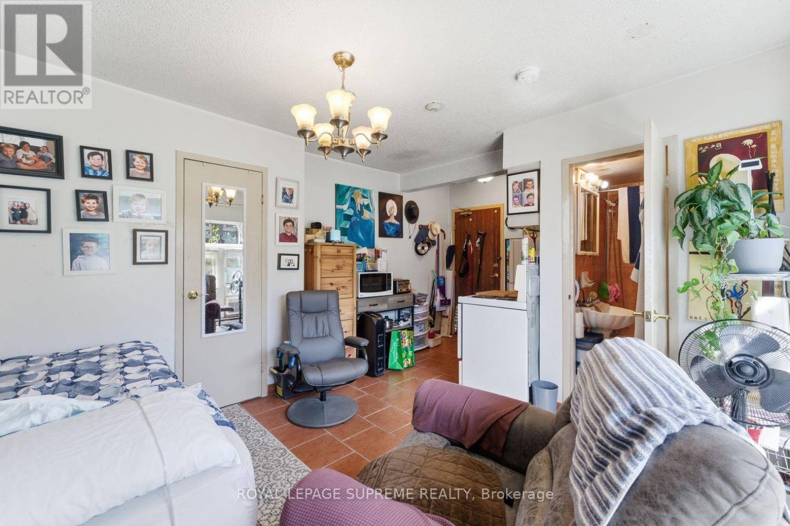 












20 MAYNARD AVENUE

,
Toronto,




Ontario
M6K2Z9

