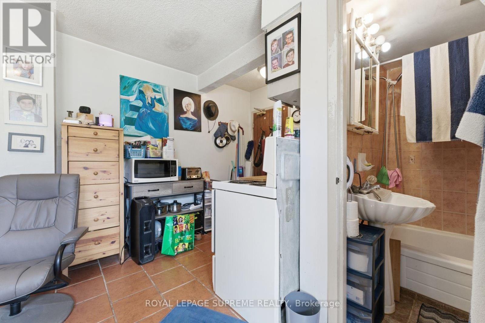 












20 MAYNARD AVENUE

,
Toronto,




Ontario
M6K2Z9

