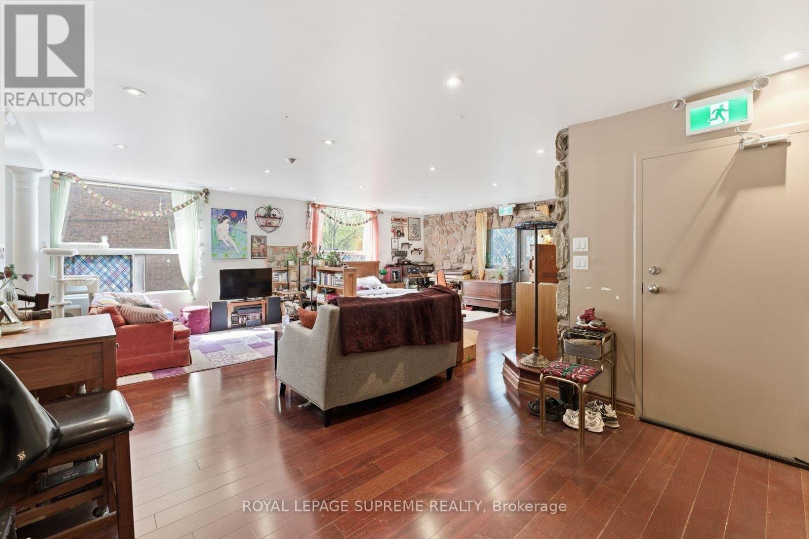 












20 MAYNARD AVENUE

,
Toronto,




Ontario
M6K2Z9

