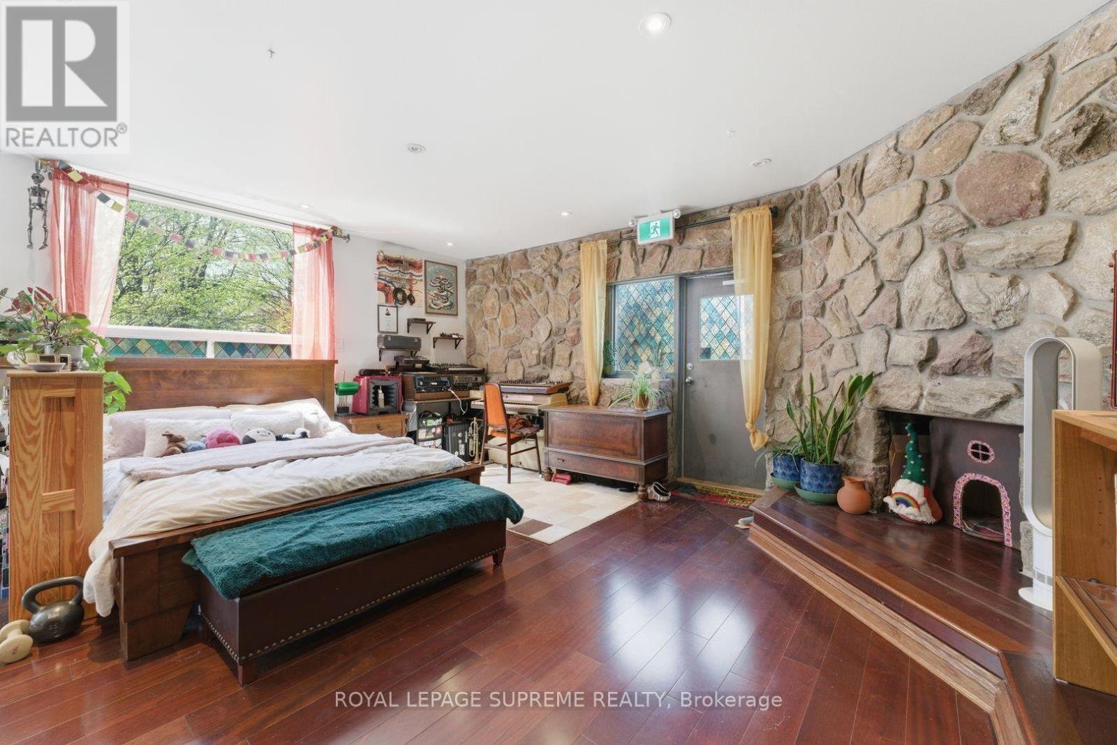 












20 MAYNARD AVENUE

,
Toronto,




Ontario
M6K2Z9

