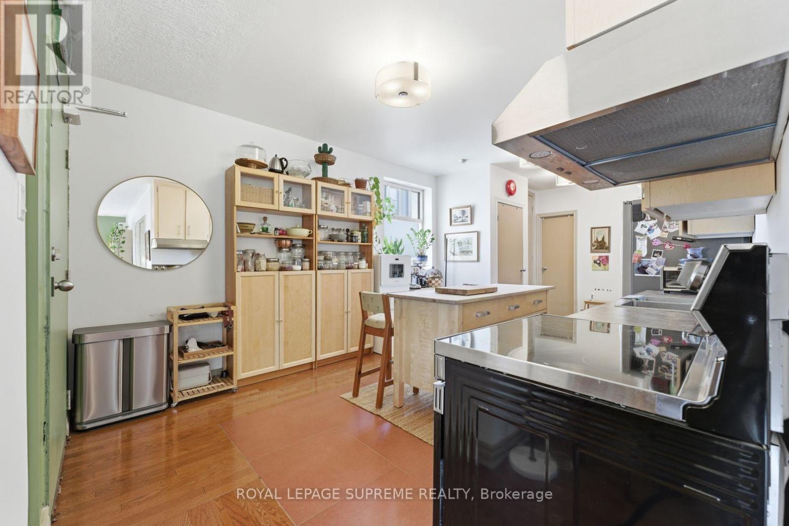 












20 MAYNARD AVENUE

,
Toronto,




Ontario
M6K2Z9

