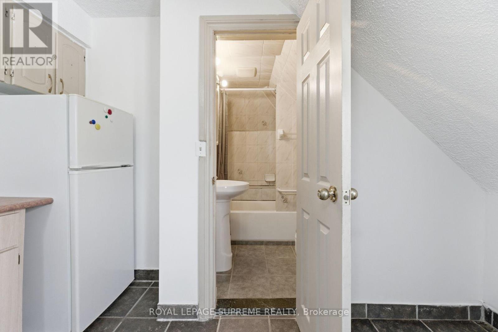 












20 MAYNARD AVENUE

,
Toronto,




Ontario
M6K2Z9

