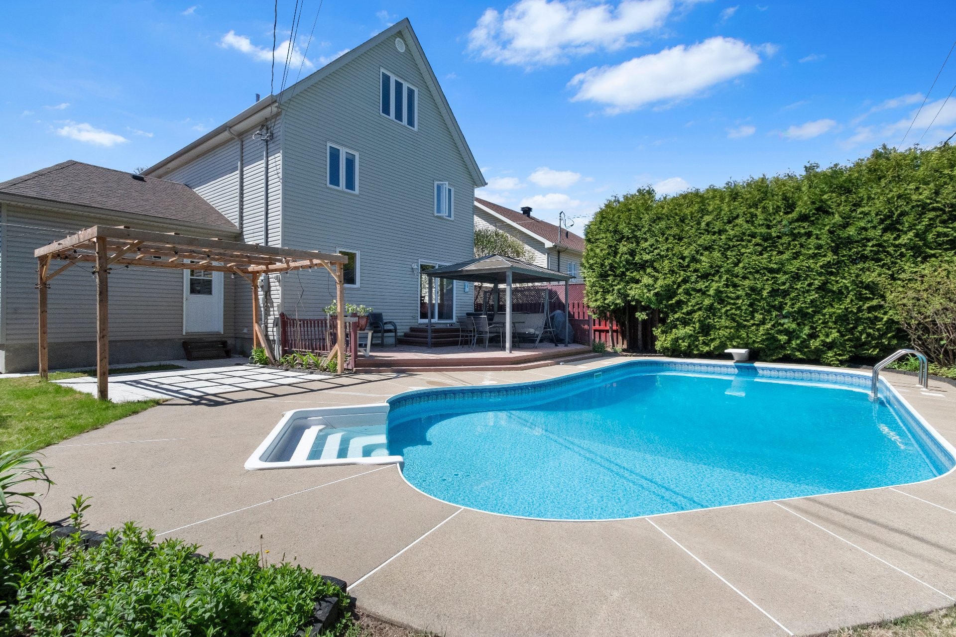 









1002


Rue Léopold-Lecourt

,
Saint-Jérôme,




QC
J5L1W9

