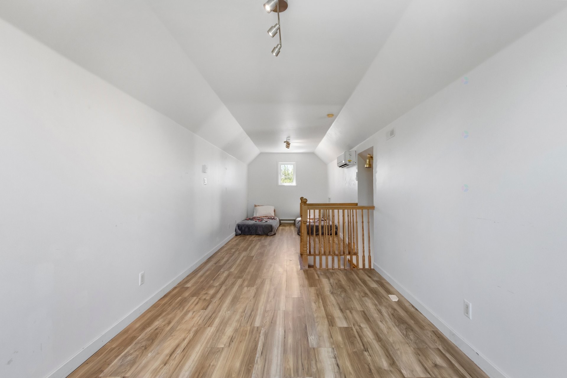 









1002


Rue Léopold-Lecourt

,
Saint-Jérôme,




QC
J5L1W9

