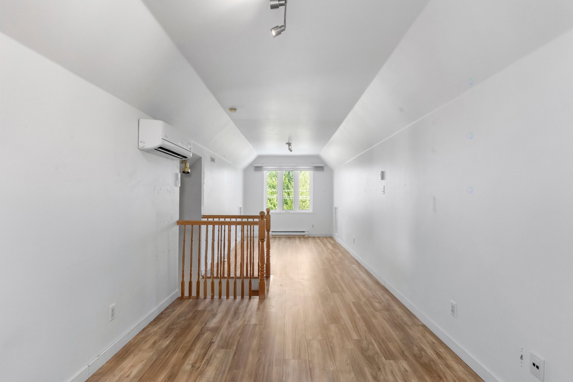 









1002


Rue Léopold-Lecourt

,
Saint-Jérôme,




QC
J5L1W9

