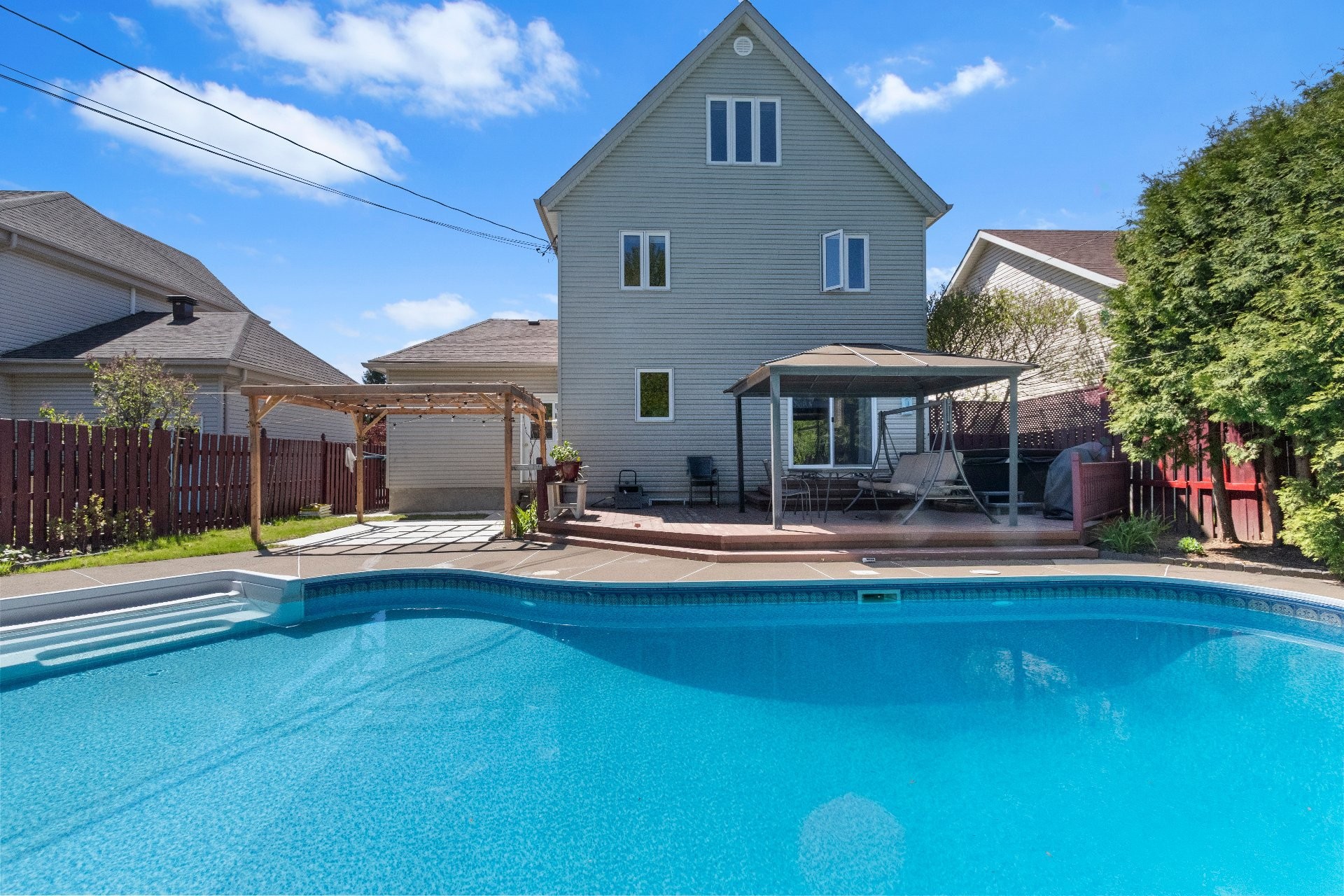 









1002


Rue Léopold-Lecourt

,
Saint-Jérôme,




QC
J5L1W9

