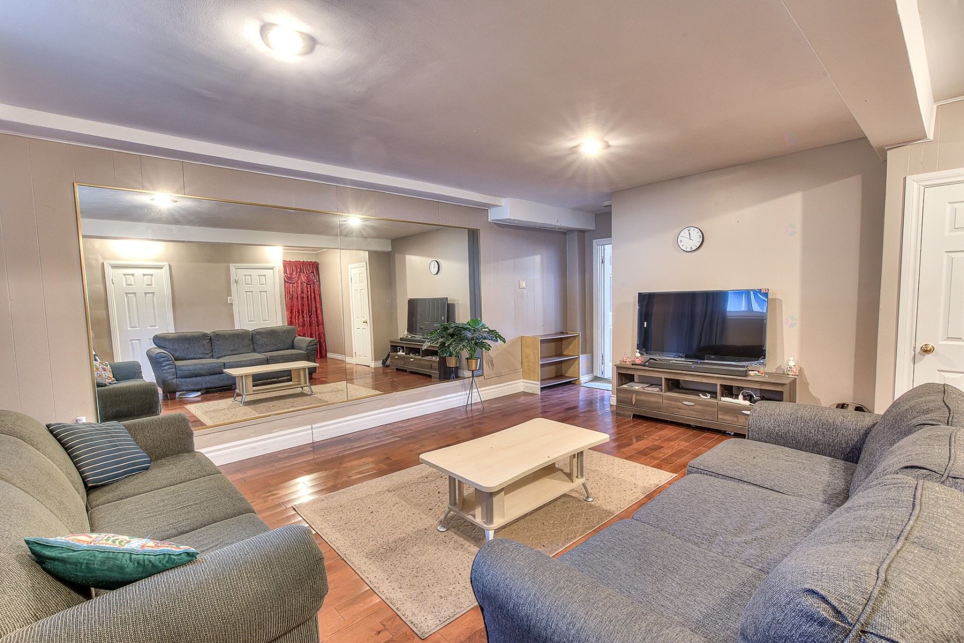 









884A


Rue du Gray Circle

,
Montréal (Saint-Laurent),




QC
H4M2C4


