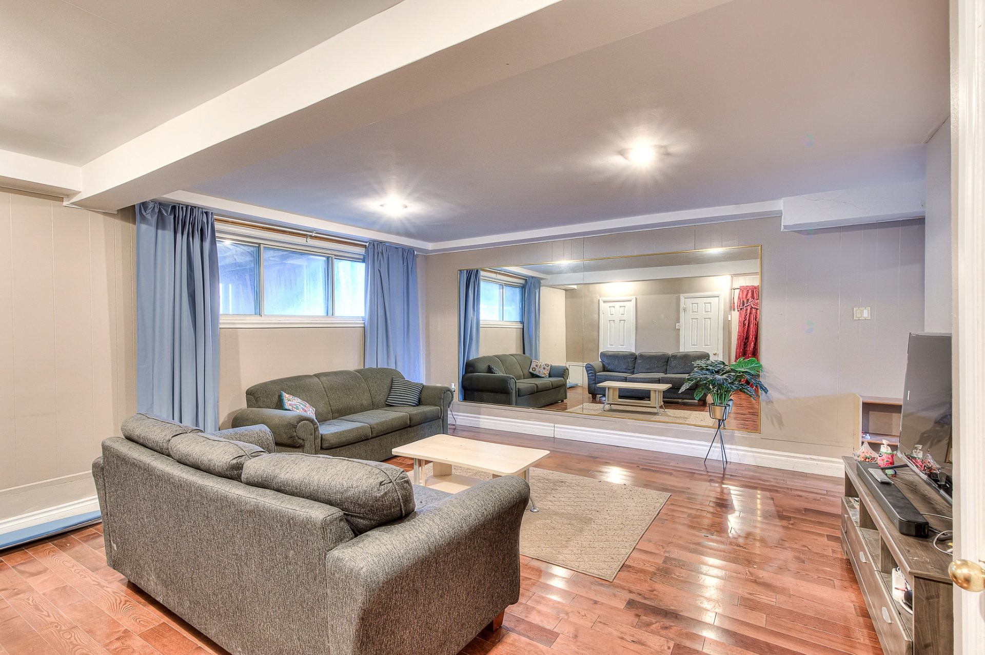 









884A


Rue du Gray Circle

,
Montréal (Saint-Laurent),




QC
H4M2C4

