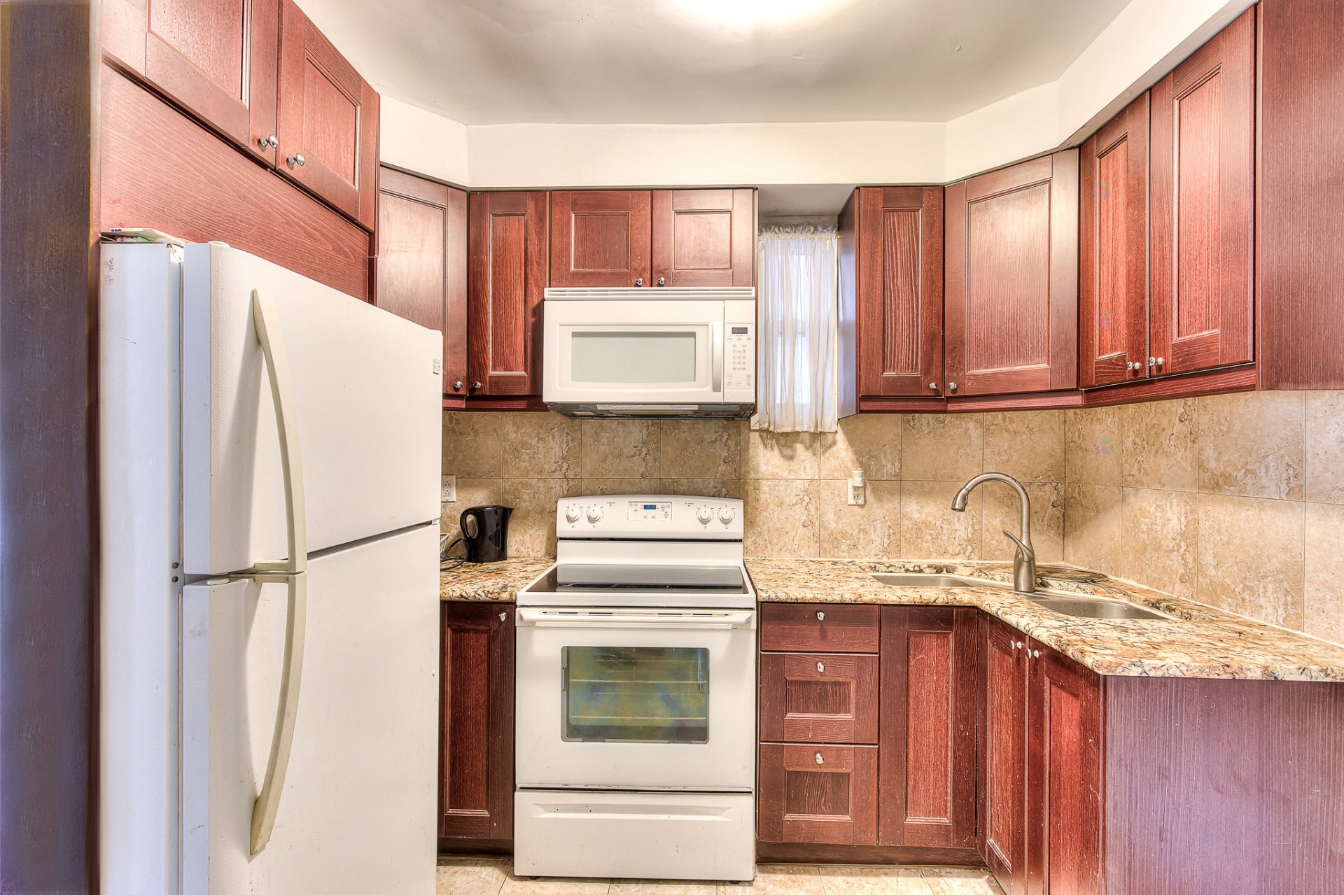









884A


Rue du Gray Circle

,
Montréal (Saint-Laurent),




QC
H4M2C4

