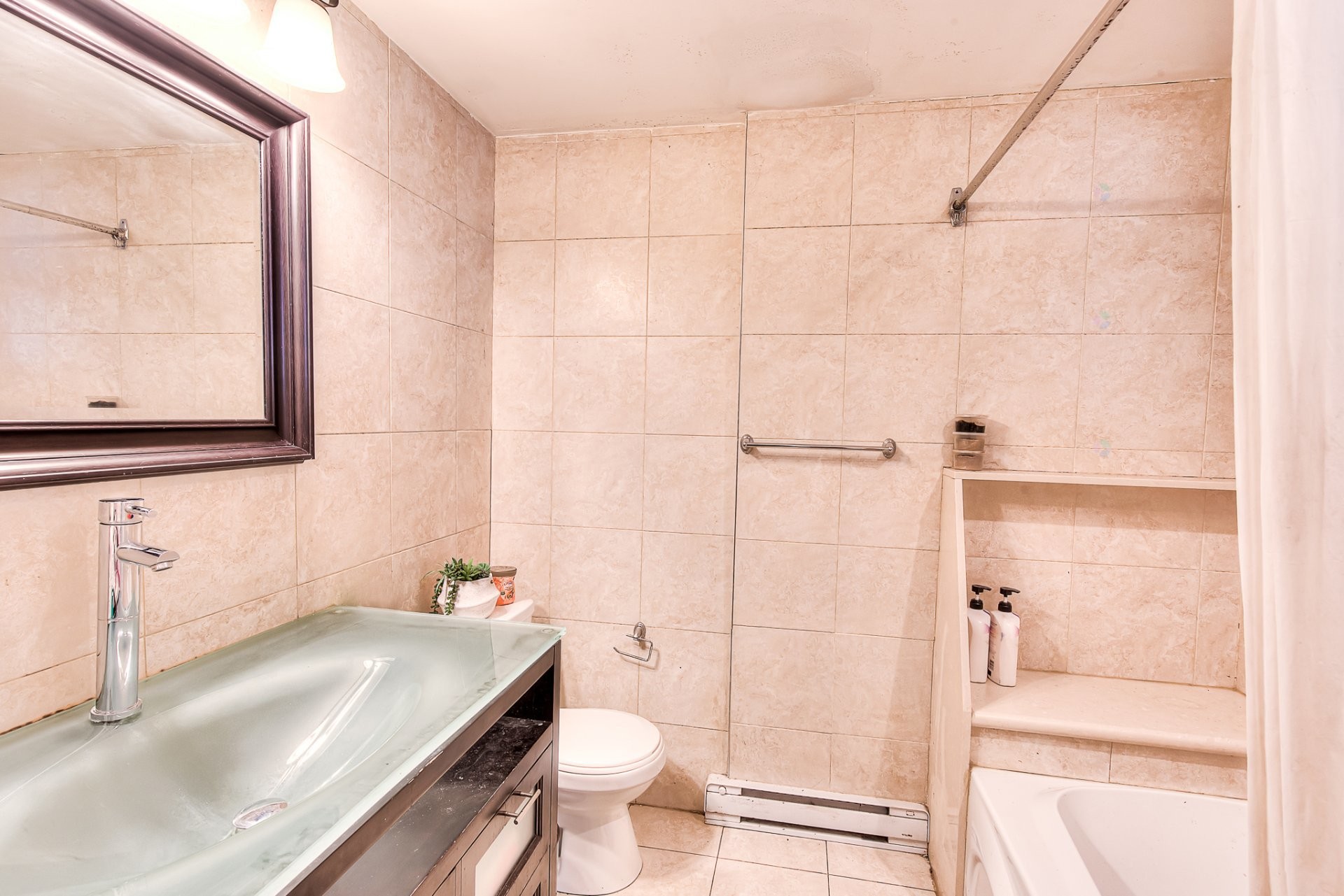 









884A


Rue du Gray Circle

,
Montréal (Saint-Laurent),




QC
H4M2C4

