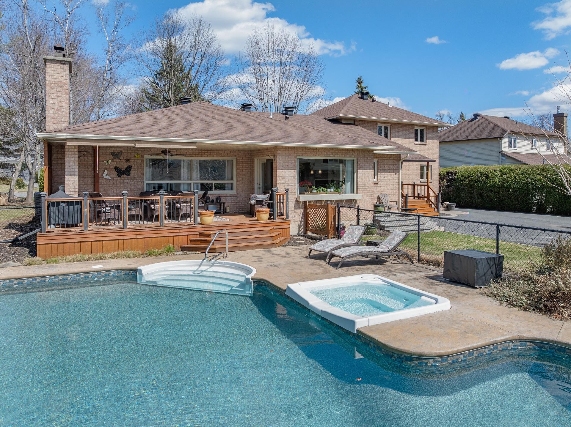 









2081


Rue Montarville

,
Saint-Bruno-de-Montarville,




QC
J3V3V8

