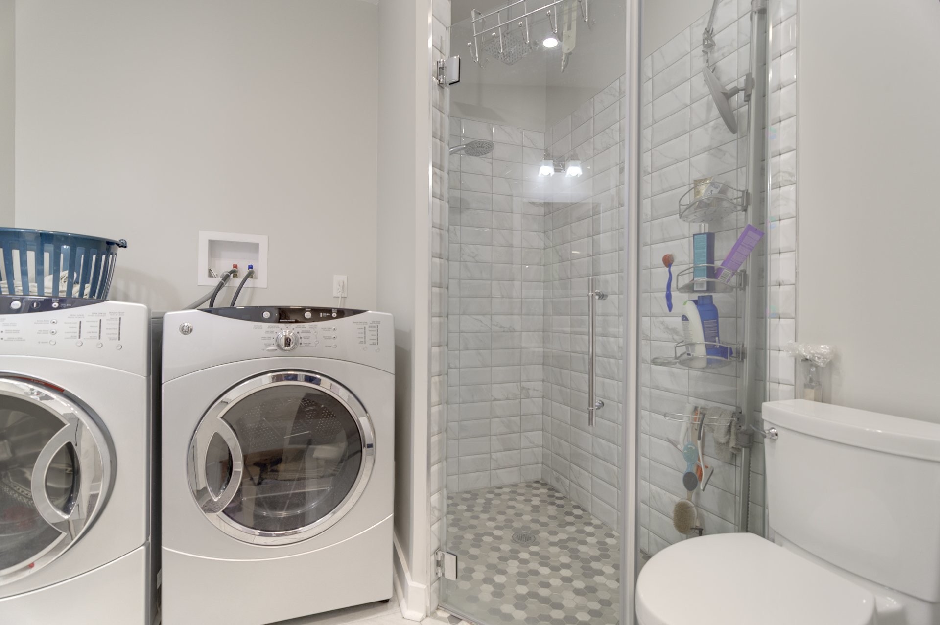 









6299

 - 6301


Rue St-Hubert

,
Montréal (Rosemont/La Petite-Patrie),




QC
H2S2L9

