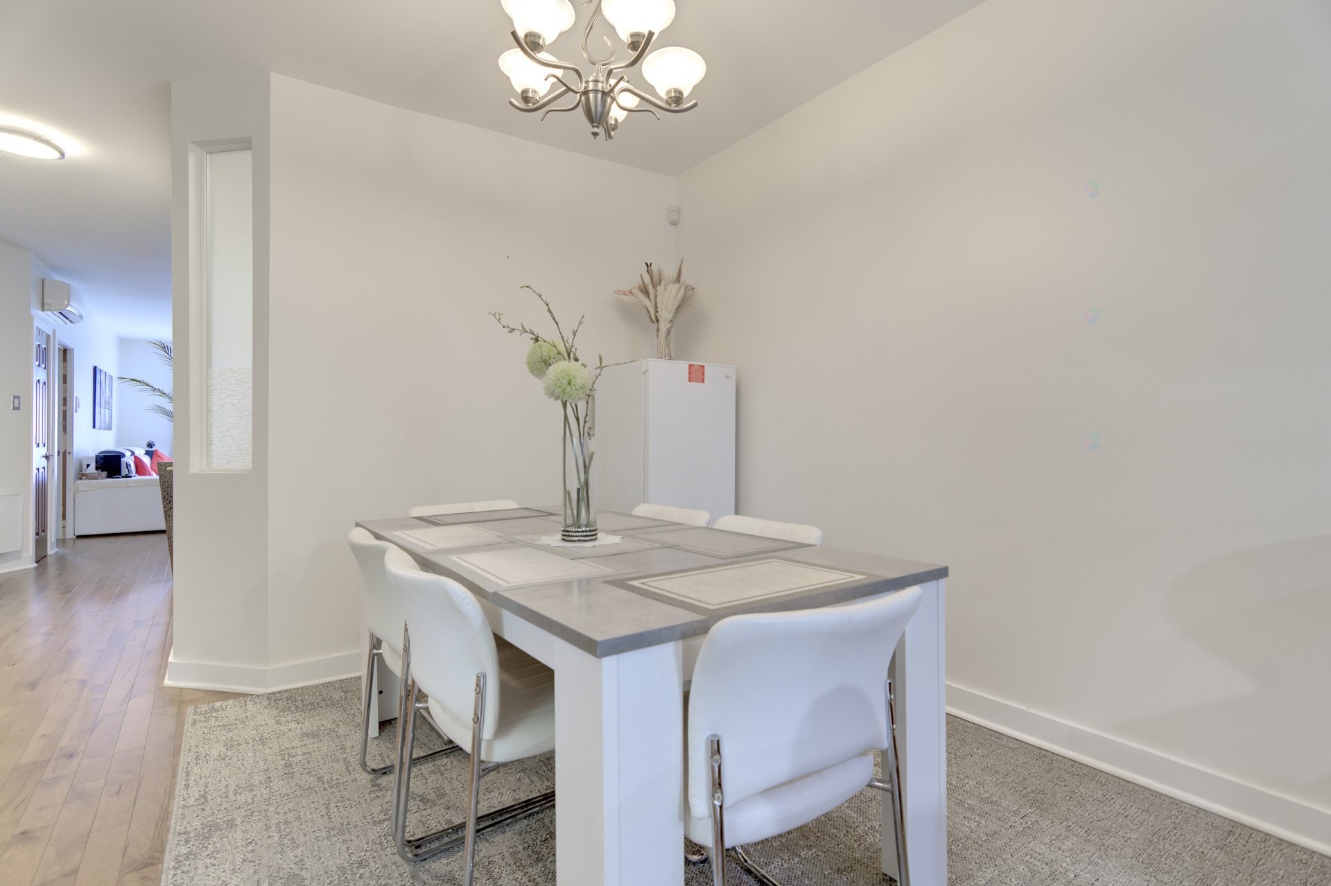 









6299

 - 6301


Rue St-Hubert

,
Montréal (Rosemont/La Petite-Patrie),




QC
H2S2L9

