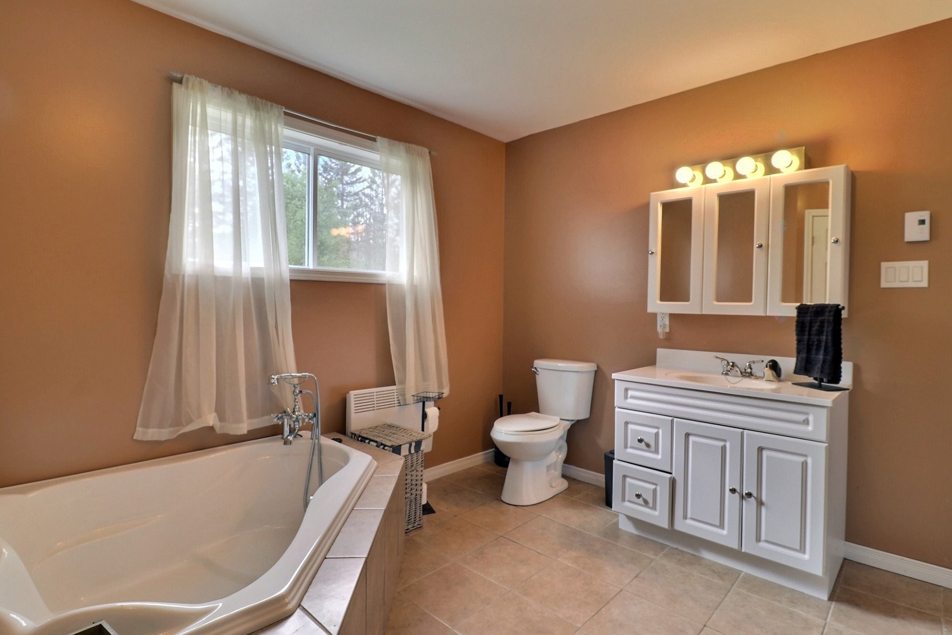 









257


Ch. du Chevreuil-Blanc

,
Bowman,




QC
J0X3C0


