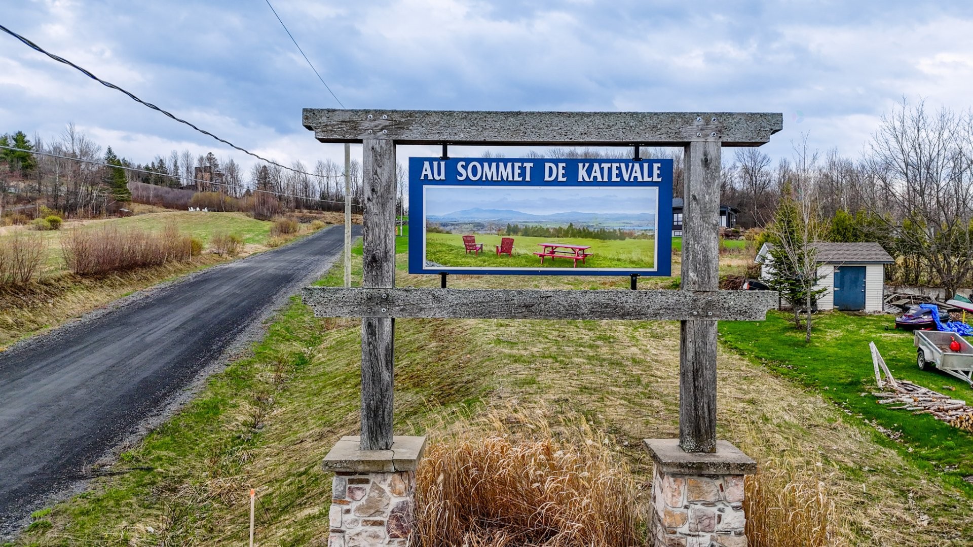 












Rue Dubois

,
Sainte-Catherine-de-Hatley,







QC
J0B1W0

