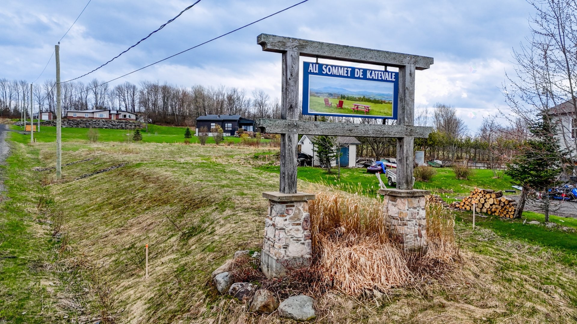 












Rue Dubois

,
Sainte-Catherine-de-Hatley,







QC
J0B1W0

