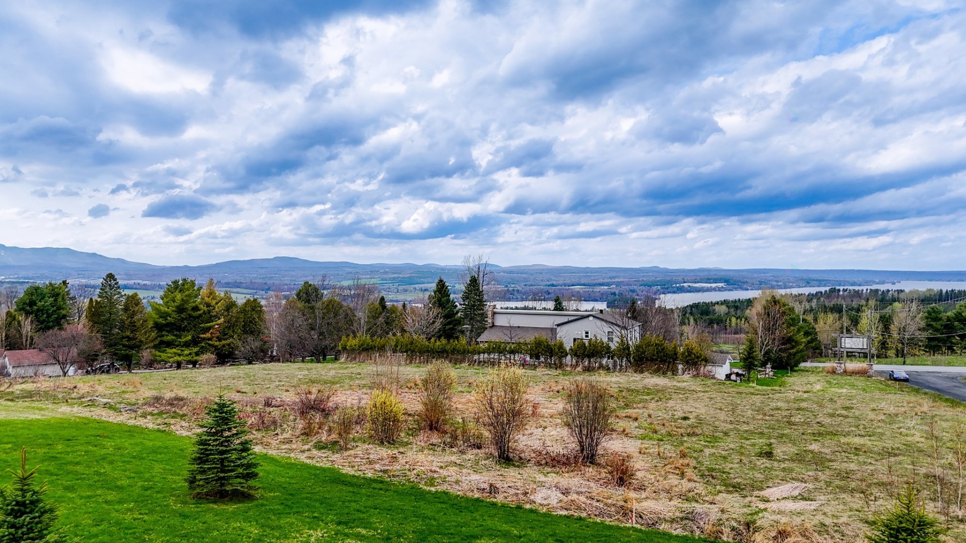 












Rue Dubois

,
Sainte-Catherine-de-Hatley,







QC
J0B1W0

