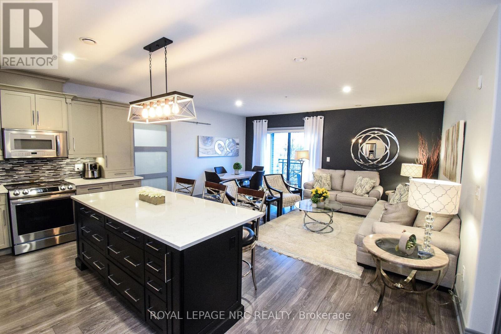 












305 - 379 SCOTT STREET

,
St. Catharines (Vine/Linwell),




Ontario
L2M3W2

