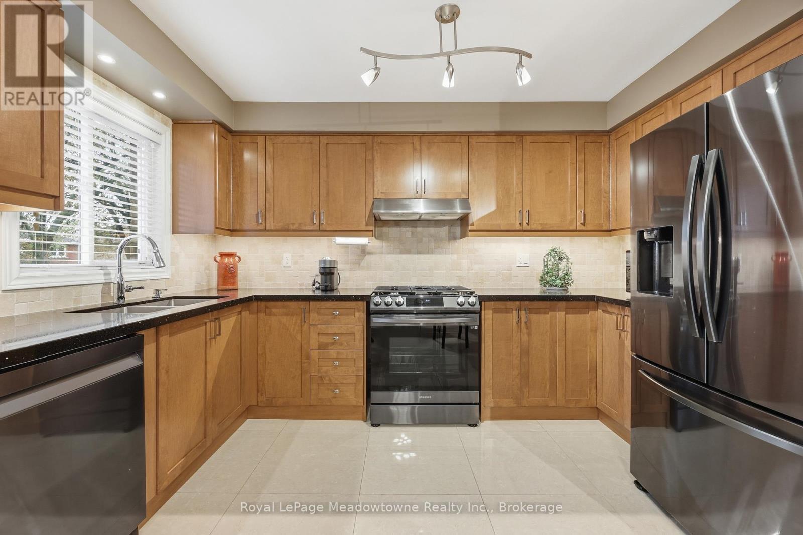 












40 COOLSPRING CRESCENT

,
Caledon (Bolton East),




Ontario
L7E1W6

