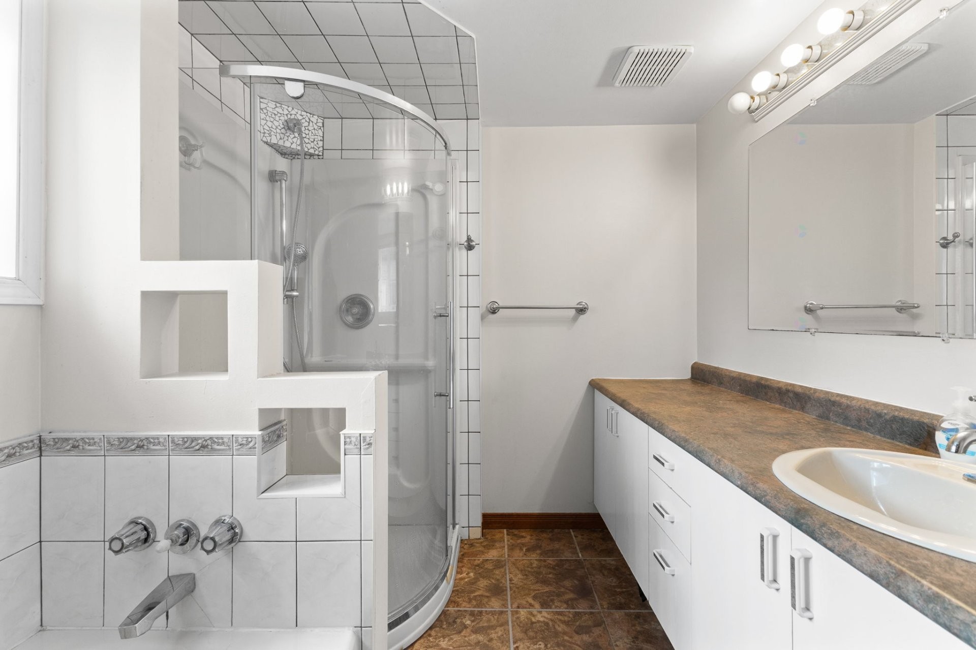 









113


Rue De Lorimier

,
Gatineau (Hull),




QC
J8Y3E7


