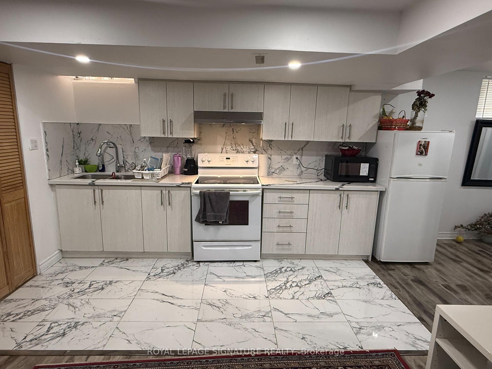 









814


Golden Farmer

Way,
Mississauga,




ON
L5W 1A7

