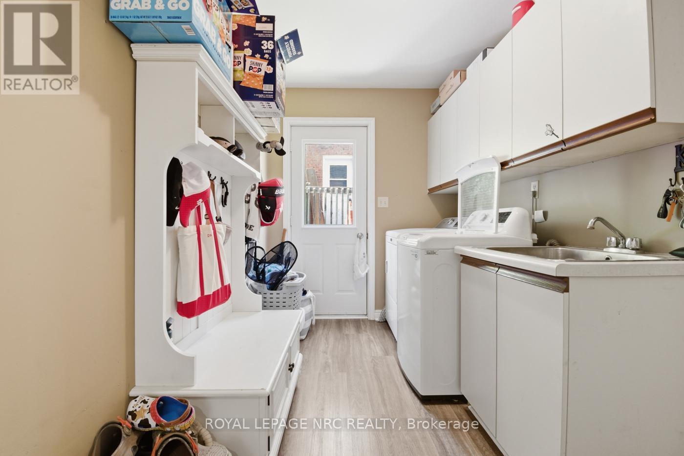 












6 NURSERY LANE

,
Pelham (Fonthill),




Ontario
L0S1E1

