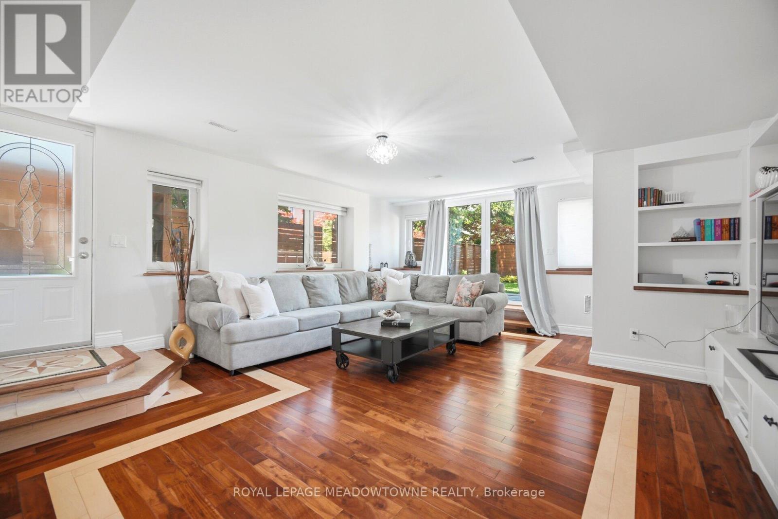 












2 THE KEANEGATE STREET

,
Toronto,




Ontario
M9B2B4

