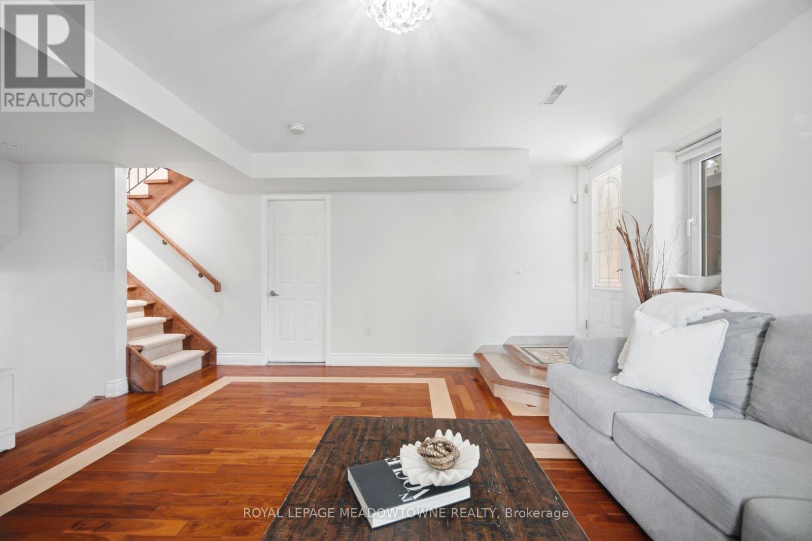 












2 THE KEANEGATE STREET

,
Toronto,




Ontario
M9B2B4


