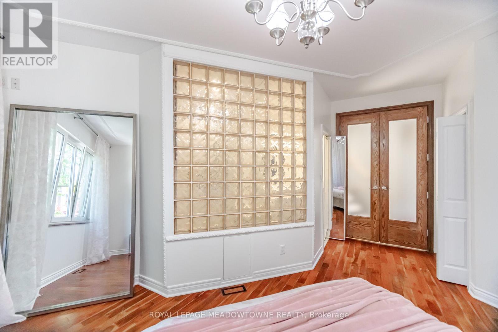 












2 THE KEANEGATE STREET

,
Toronto,




Ontario
M9B2B4


