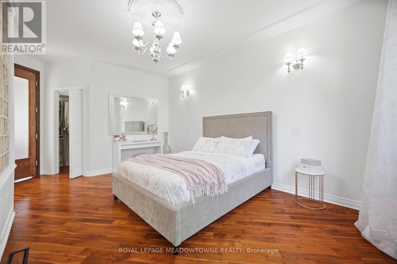 












2 THE KEANEGATE STREET

,
Toronto,




Ontario
M9B2B4

