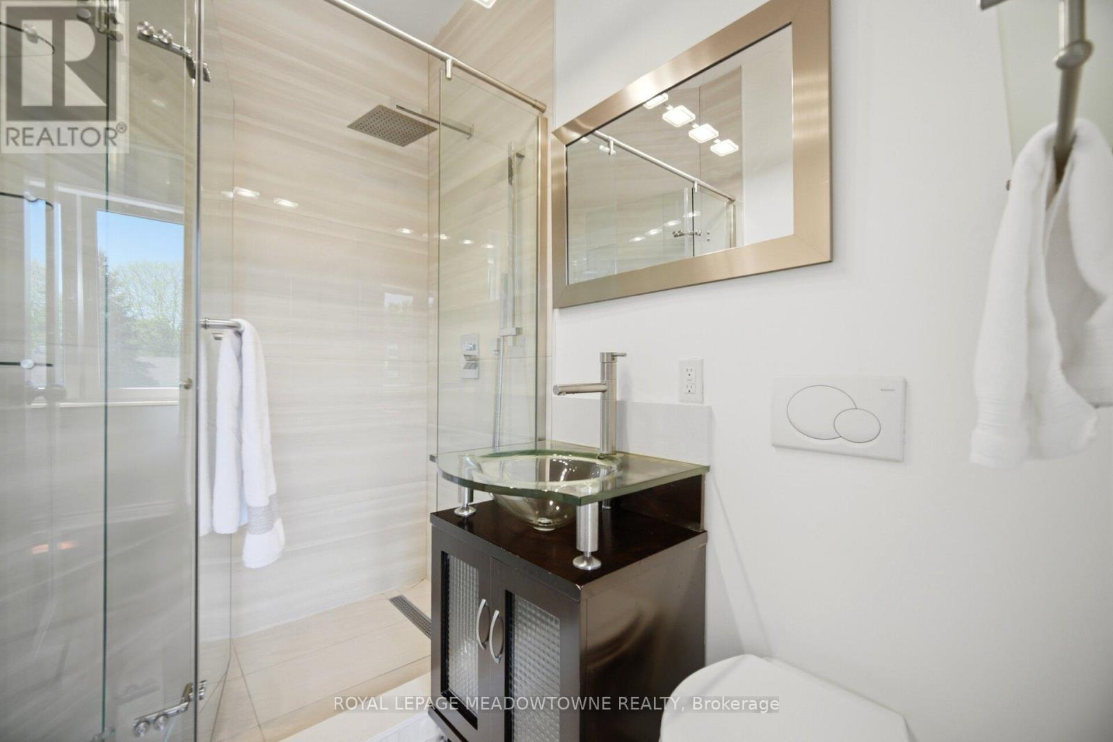 












2 THE KEANEGATE STREET

,
Toronto,




Ontario
M9B2B4

