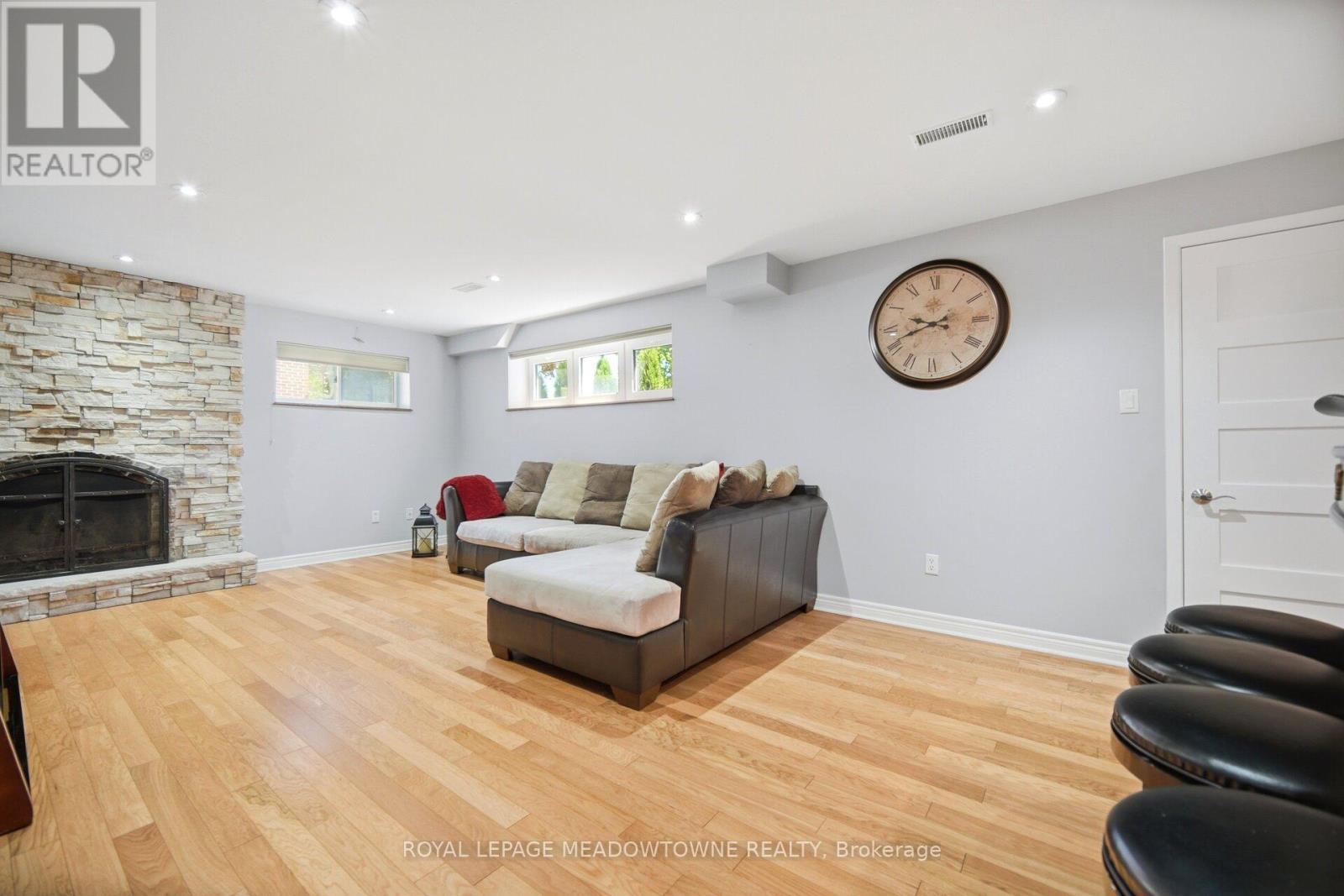 












2 THE KEANEGATE STREET

,
Toronto,




Ontario
M9B2B4

