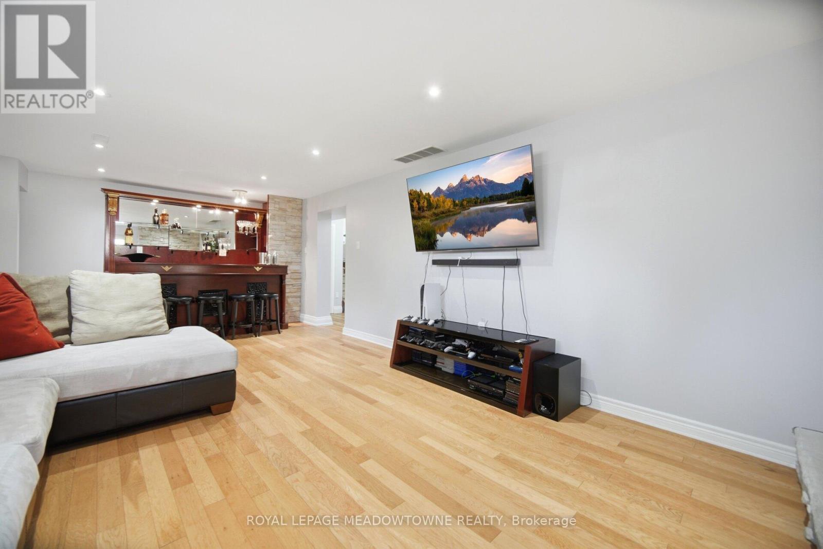 












2 THE KEANEGATE STREET

,
Toronto,




Ontario
M9B2B4

