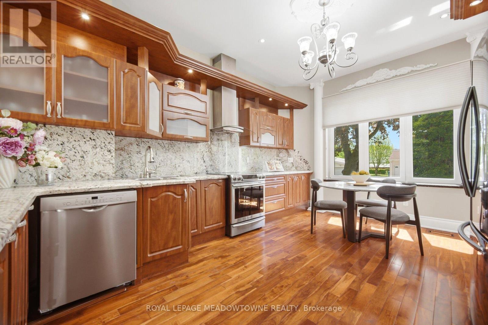 












2 THE KEANEGATE STREET

,
Toronto,




Ontario
M9B2B4

