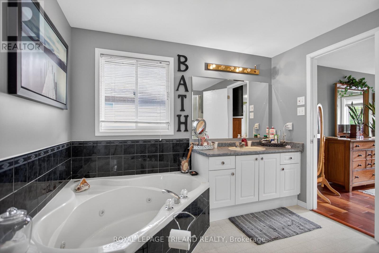 












307 JENSEN ROAD

,
London East (East D),




Ontario
N5V4X3

