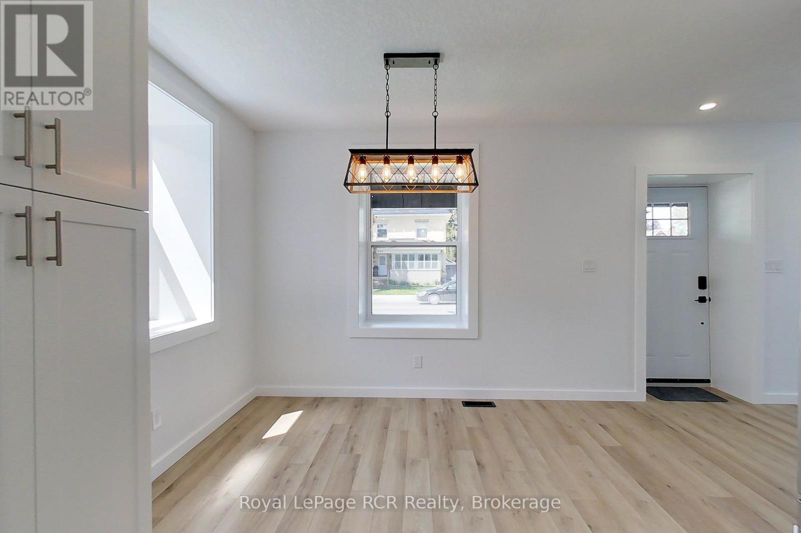 












563 7TH AVENUE

,
Hanover,




Ontario
N4N2J8

