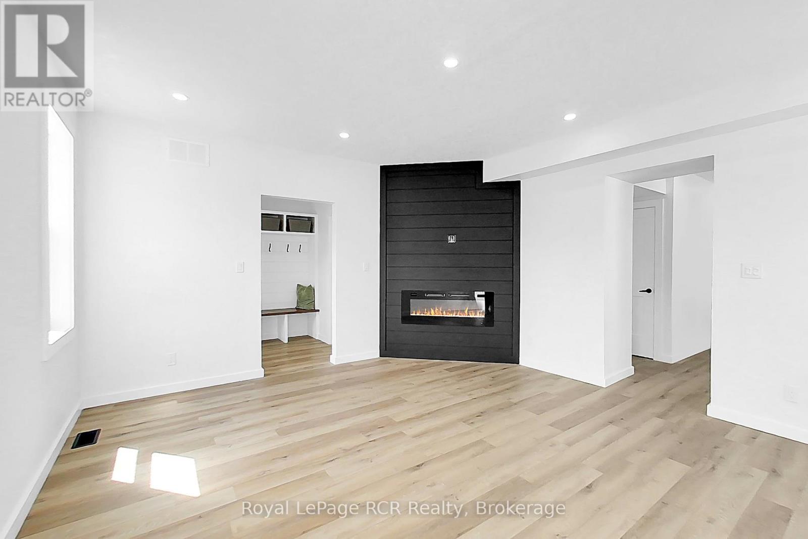 












563 7TH AVENUE

,
Hanover,




Ontario
N4N2J8

