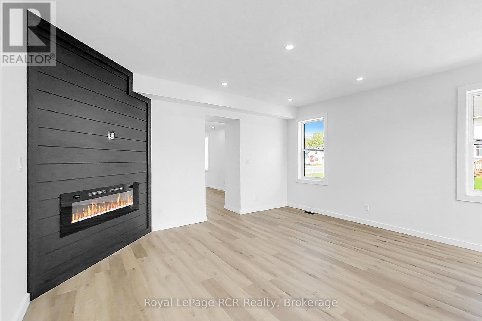 












563 7TH AVENUE

,
Hanover,




Ontario
N4N2J8

